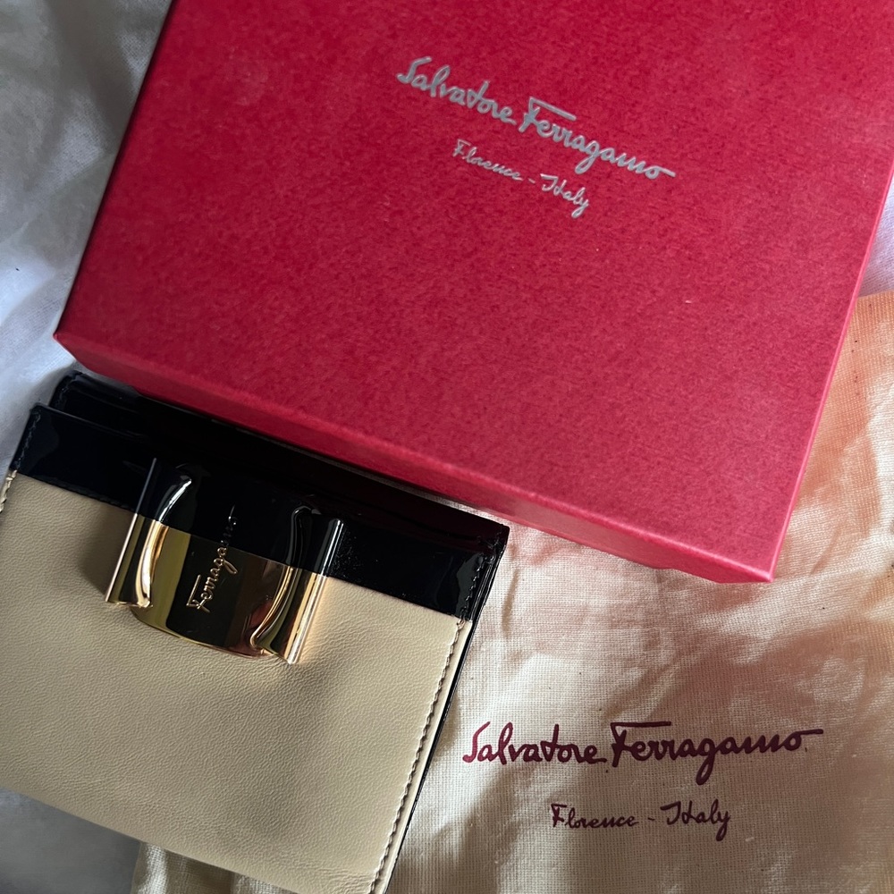 NEW AUTHENTIC Salvatore Ferragamo wallet